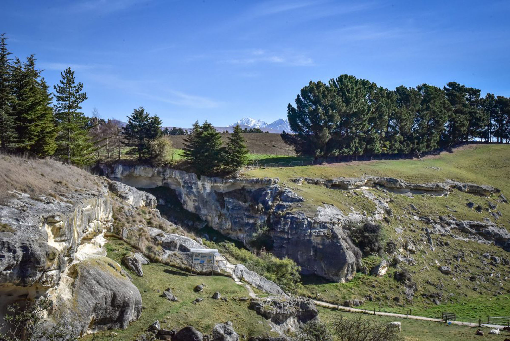 Explore the sheltered and narrow valley of Anatini.